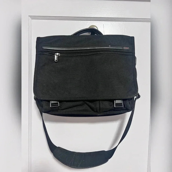 Tumi Messenger Work Everyday Bag - Picture 5 of 6